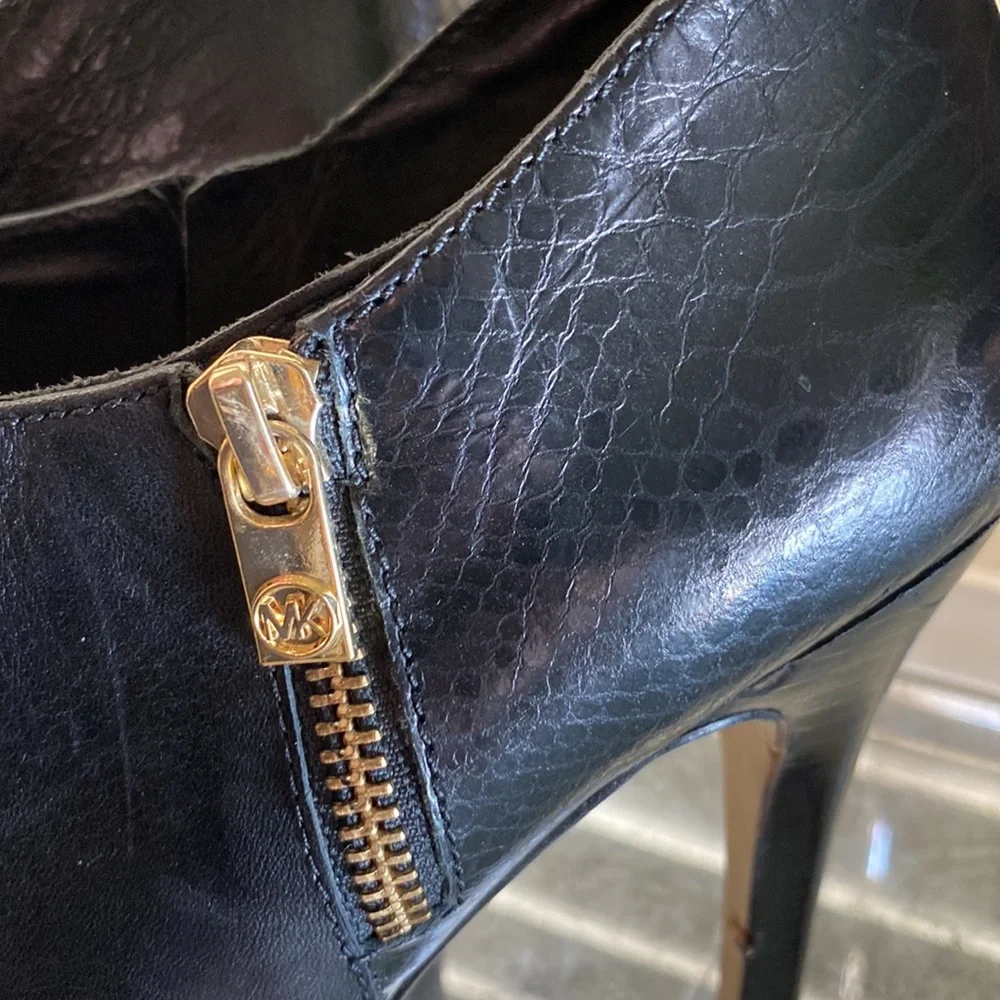 MICHAEL KORS BLACK BOOTIES SIZE 8.5 - Picture 3 of 12